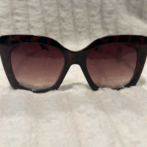 JESSICA SIMPSON 100% UV Absorptive Brown Lens Sun glasses with Goldtone handles. - Picture 7 of 7